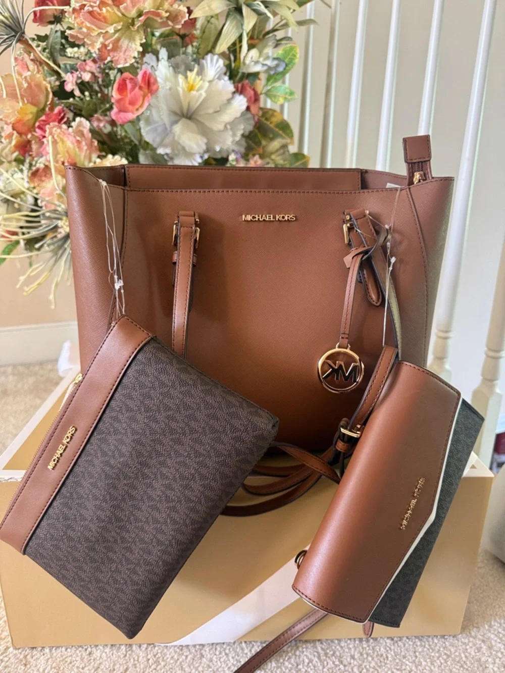 Michael Kors Totes Set Brand New Authentic 14x11
Pouches 9.5x6
Wallet 8x5 - Picture 1 of 9